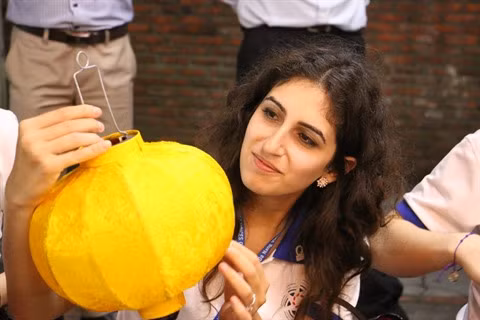 Catalina Villanueva, une jeune représentante du Mexique admire la lanterne qu’elle a fabriquée.