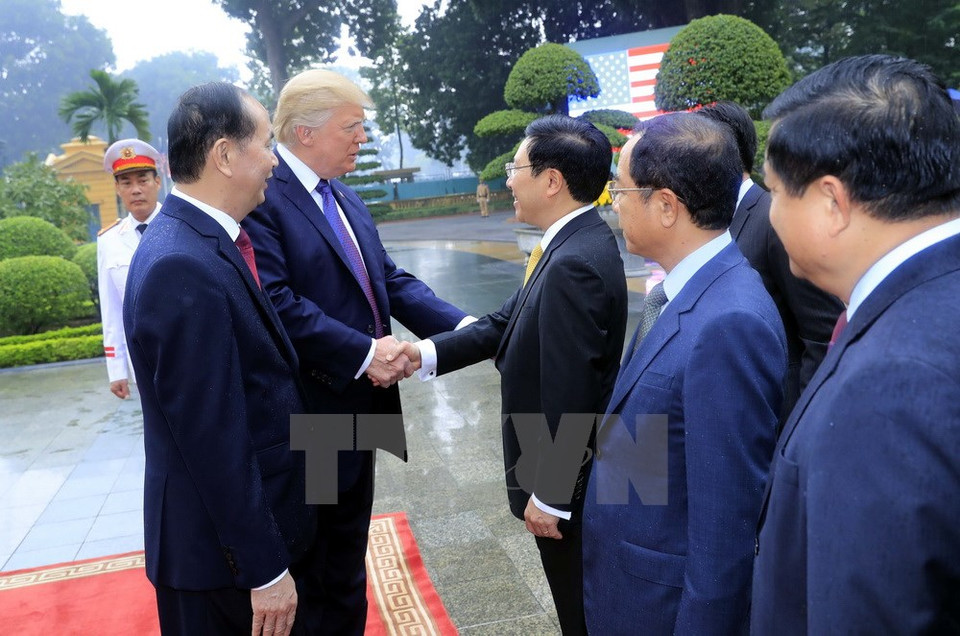 Le président Tran Dai Quang et son homologue américain Donald Trump rencontrent de hauts officiels vietnamiens lors de la cérémonie d'accueil officielle. 
