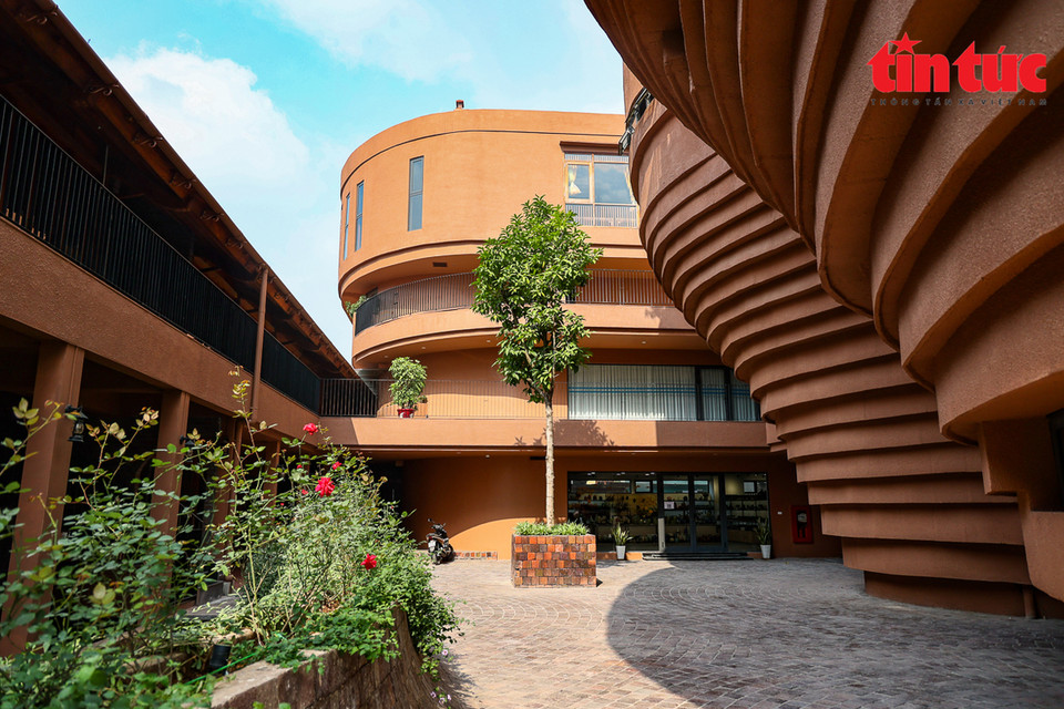 Le premier étage est l'espace d'enregistrement, les zones d'exposition présentant les produits céramiques, les unités et les artisans céramistes typiques de Bat Trang. Photo: VNA