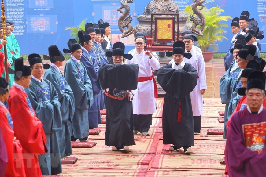 Reconstitution du rituel d'offrande du "Ngự lịch" au roi. Photo: VNA