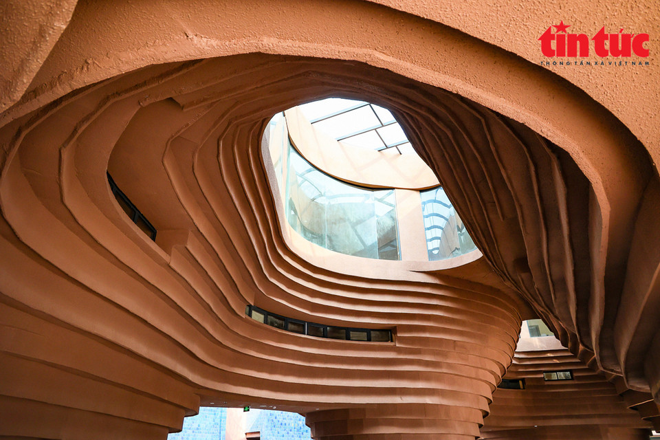 D’un investissement de plus de 150 milliards de dôngs, le centre a été construit pour honorer la quintessence de l'artisanat local, pour relier les unités et les artisans fabriquant des objets artisanaux traditionnels et présenter des céramiques uniques aux visiteurs. Photo: VNA