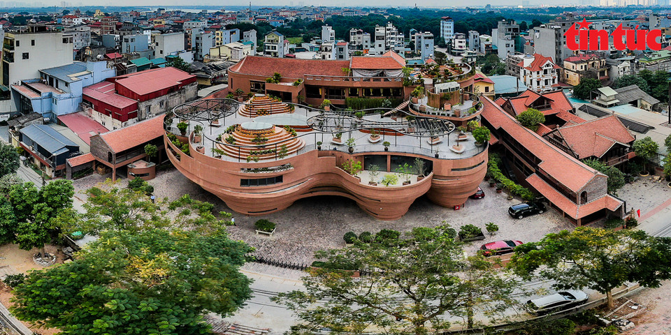 Le 4ème étage est un espace café, endroit idéal pour contempler le paysage des alentours. Photo: VNA