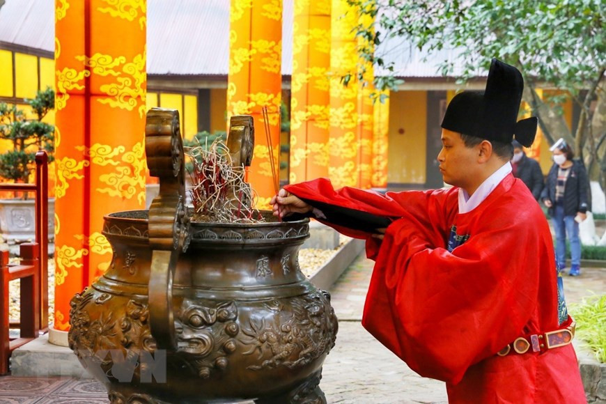 Reconstitution du rituel "Thượng hương" (offrande d'encens). Photo: VNA