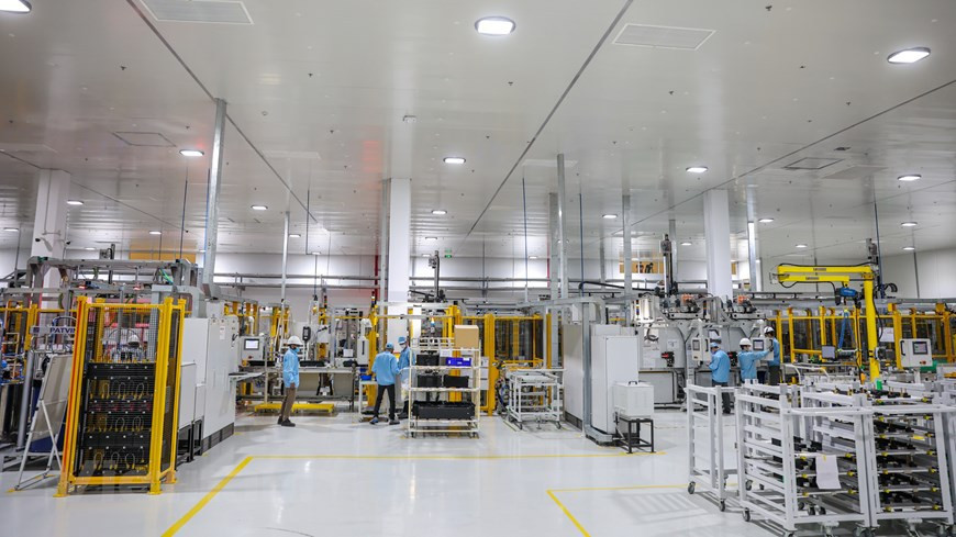 VinFast a coopéré avec de nombreux partenaires étrangers pour maîtriser des technologies permettant de produire au Vietnam des batteries pour véhicules électriques conformes aux normes internationales. Photo: Vietnam+