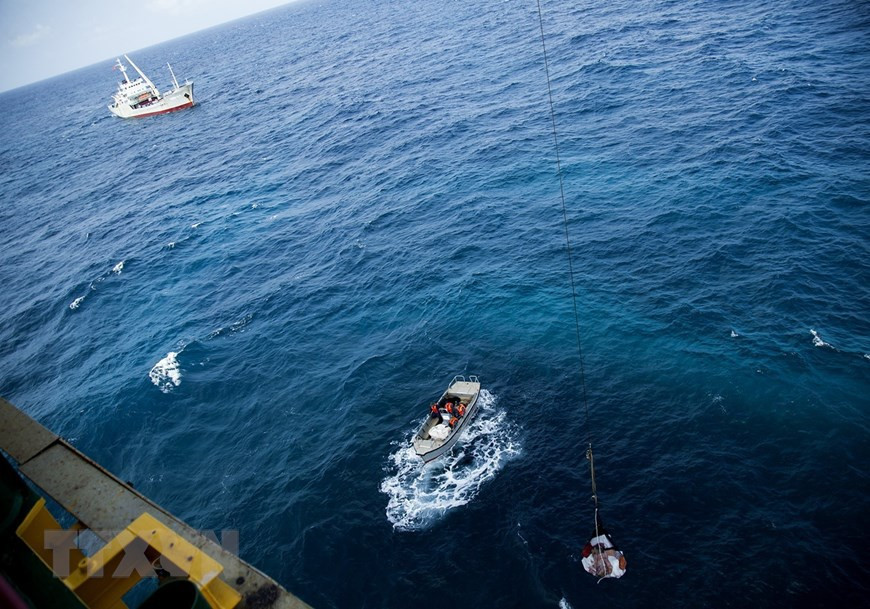 Des navires amènent le printemps sur plates-formes DK1, assurant un Têt complet et confortable pour les officiers et les soldats en mission. Photo: VNA