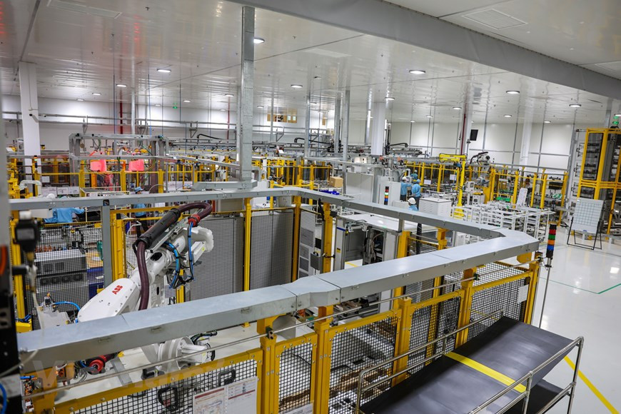 VinFast vient de sortir son premier lot de voitures électriques VF e34 et les a remises à des clients. Cet événement a fait du Vietnam l'un des rares pays au monde à maîtriser la technologie de production de voitures à énergie propre. Photo: Vietnam+