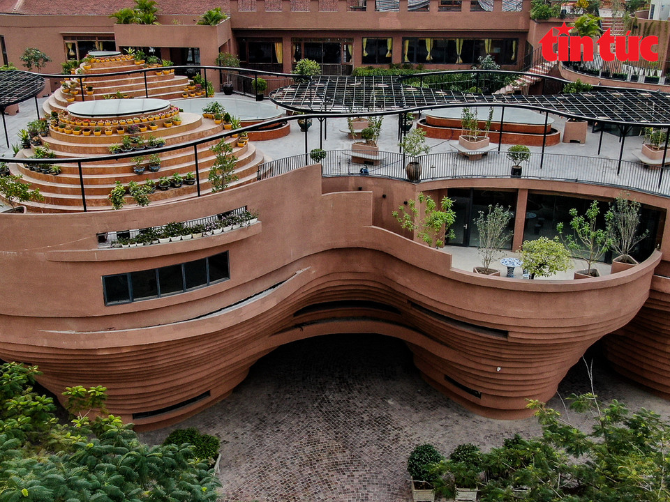 Les 2ème et 3ème étages sont le lieu d’exposition de poteries d'art, dont des types d’émaux anciens et modernes, avec les changements de couleurs, de formes et de motifs décoratifs..., ce qui permet aux visiteurs d'avoir un aperçu général sur l'histoire du village artisanal. Photo: VNA