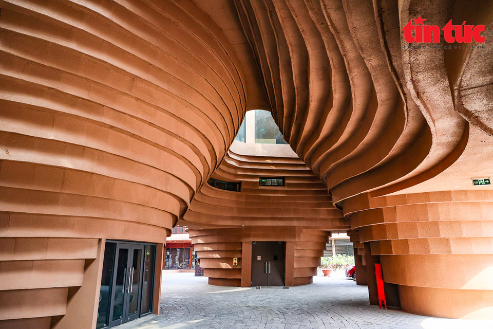 L’ouvrage exploite également des matériaux anciens du village tels que carreaux de céramique, mosaïques et tuiles cuites au four,... pour créer les couleurs les plus authentiques. Photo: VNA