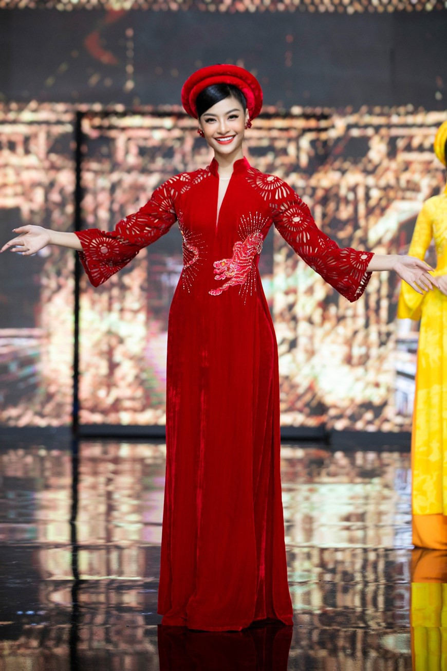 Participant à cet événement, la dauphine Kieu Loan du concours Miss World Vietnam 2019 joue le rôle de mannequin et de maître de cérémonie. Photo: Vietnam+