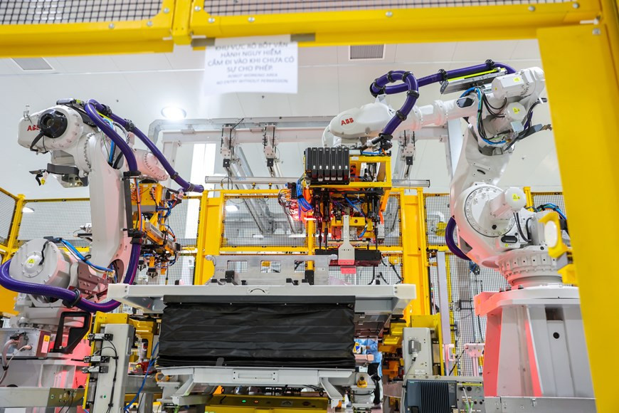 Pour assurer la sécurité, tous les assemblages liés à la tension sont effectués automatiquement. Photo: Vietnam+