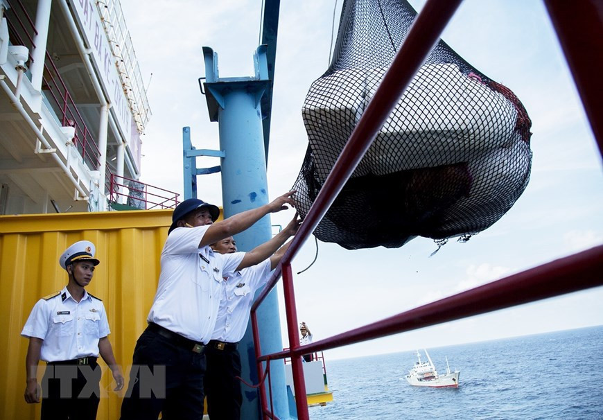 Des cadeaux sont remplis de l'amour des militaires et du peuple, motivant chaque officier et soldat à toujours défendre fermement la souveraineté de la mer et des îles du pays. Photo: VNA