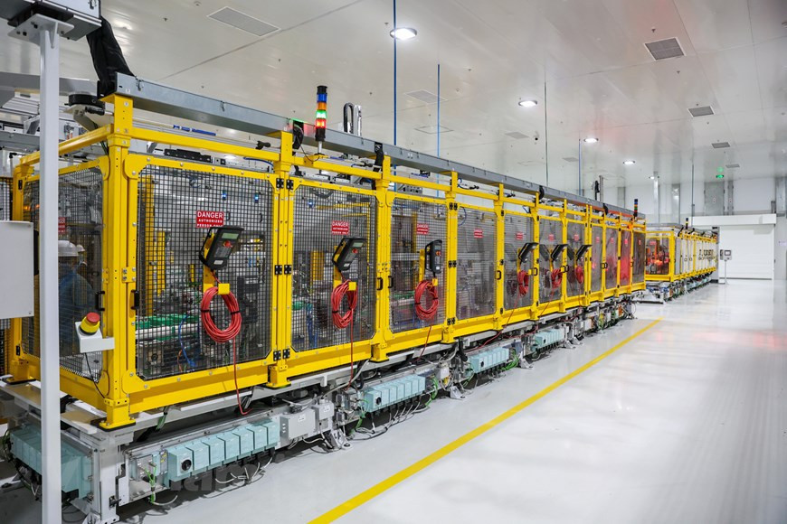 Avant d'être assemblées, les batteries entières sont classées pour équilibrer les tensions des petites cellules de batterie, augmentant ainsi la durée de vie de celles-ci. Photo: Vietnam+