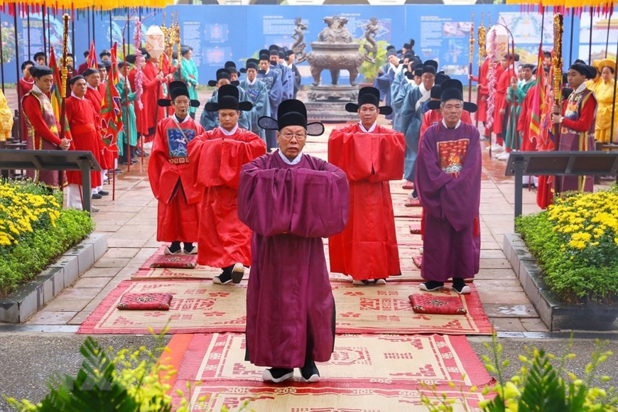 Reconstitution du rituel d'offrande du "Ngự lịch" au roi. Photo: VNA
