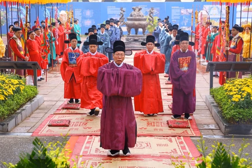 Reconstitution du rituel d'offrande du "Ngự lịch" au roi. Photo: VNA