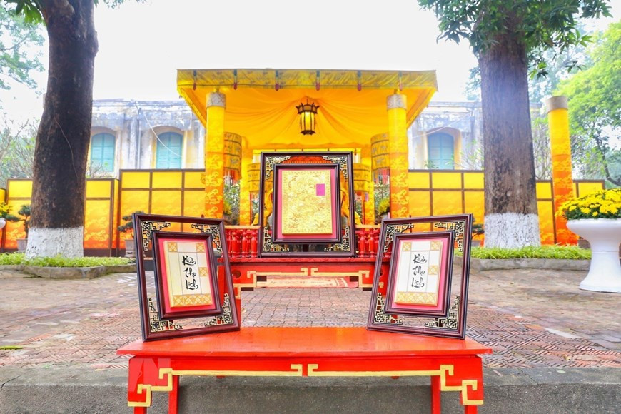 Trois calendriers sont utilisés lors de la cérémonie: le "Ngự lịch", un calendrier spécial dédié au roi ; le "Quan lịch" destiné aux fonctionnaires impériaux ; et le "Dân lịch" destiné aux habitants. Photo: VNA