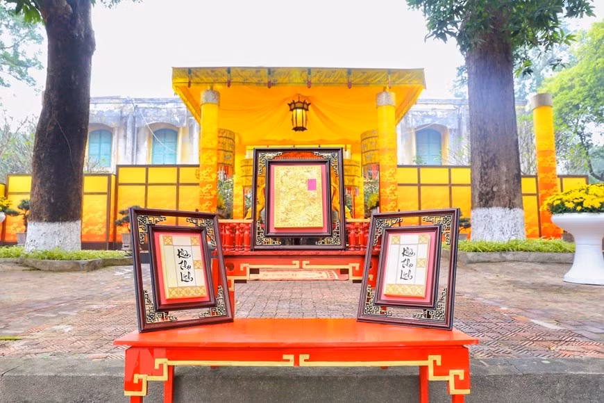 Trois calendriers sont utilisés lors de la cérémonie: le "Ngự lịch", un calendrier spécial dédié au roi ; le "Quan lịch" destiné aux fonctionnaires impériaux ; et le "Dân lịch" destiné aux habitants. Photo: VNA