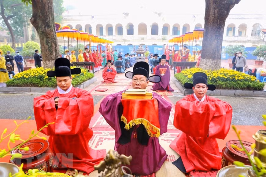 Selon des documents historiques, cette cérémonie royale a lieu chaque année le 24e jour du 12e mois lunaire. Photo: VNA
