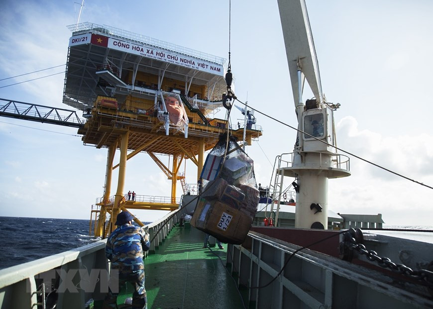 Des cadeaux sont embarqués à bord d’un navire pour les livrer aux cadres et soldats en mission sur le complexe de plates-formes DK1 dans les eaux méridionales. Photo: VNA
