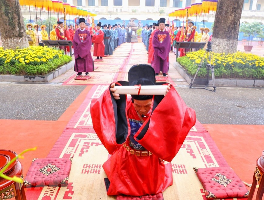 Reconstitution du rituel d'offrande du "Ngự lịch" au roi. Photo: VNA
