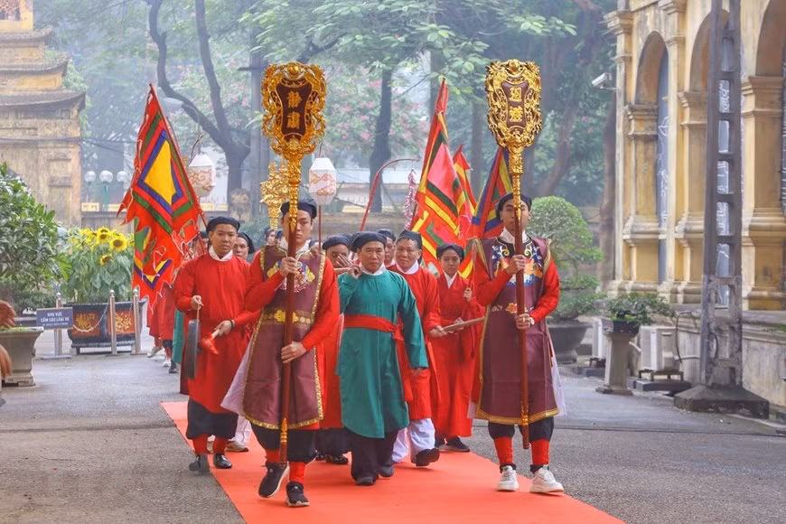 Les rites traditionnels de la cérémonie d'offrande du "Ngự lịch" (littéralement traduit comme "calendrier royal") de la dynastie des Lê ont été reconstitués dans la matinée du 15 janvier à la Cité impériale de Thang Long à Hanoï. Photo: VNA