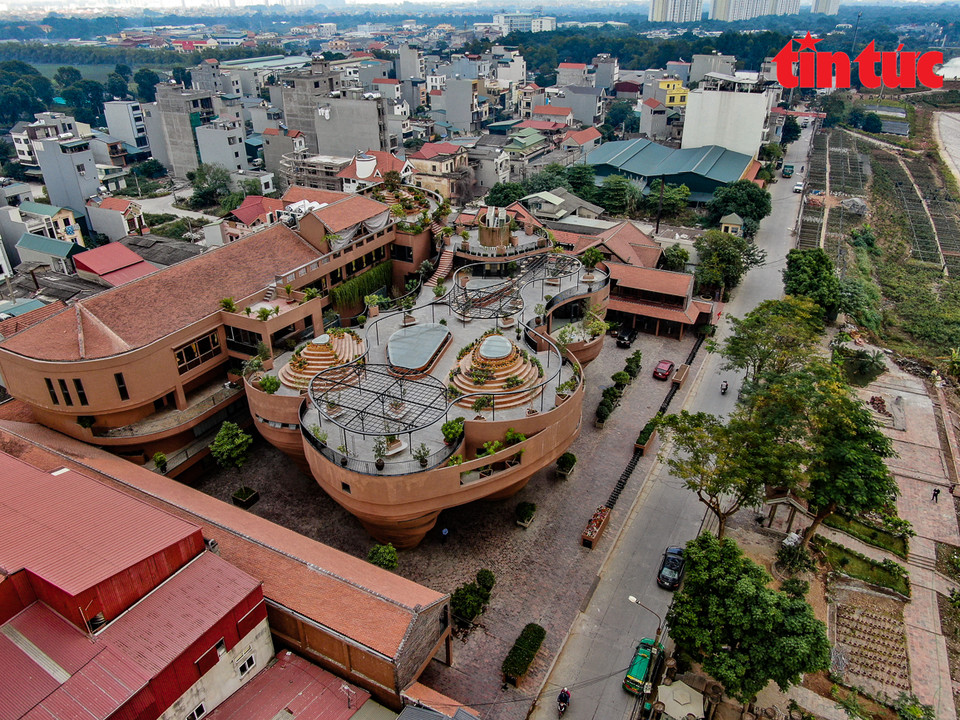 Situé au hameau 5, commune de Bat Tràng, district de Gia Lâm, à environ 15 km du centre-ville de Hanoï, le Centre de la quintessence du village artisanal vietnamien a été construit en 2018 sur une superficie de 3.700 m². Photo: VNA
