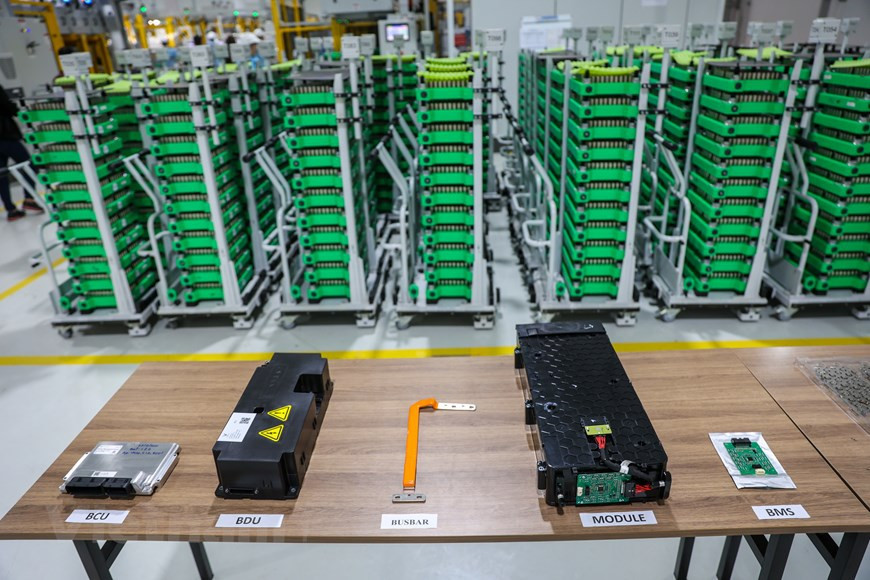 Les composants d'une batterie tels que composants en plastique et pièces électroniques sont tous fabriqués dans l'usine complexe de VinFast, tandis que les cellules de batterie sont importées de Samsung SDI. Photo: Vietnam+
