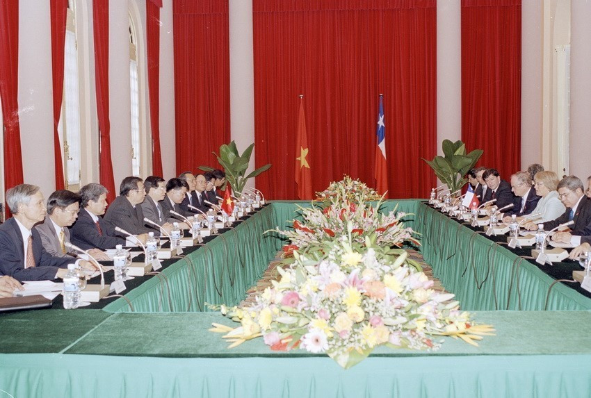 Entretien entre le président du Vietnam Nguyen Minh Triet et son homologue chilienne Michelle Bachelet dans le cadre de sa visite d'État du 17 au 29 novembre 2006. Photo: VNA 