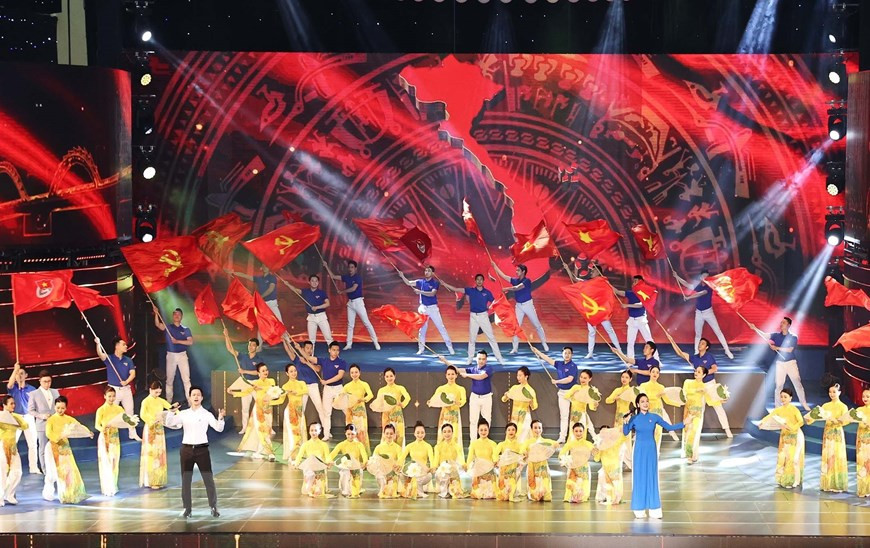 Un numéro artistique lors de la cérémonie. Photo : VNA