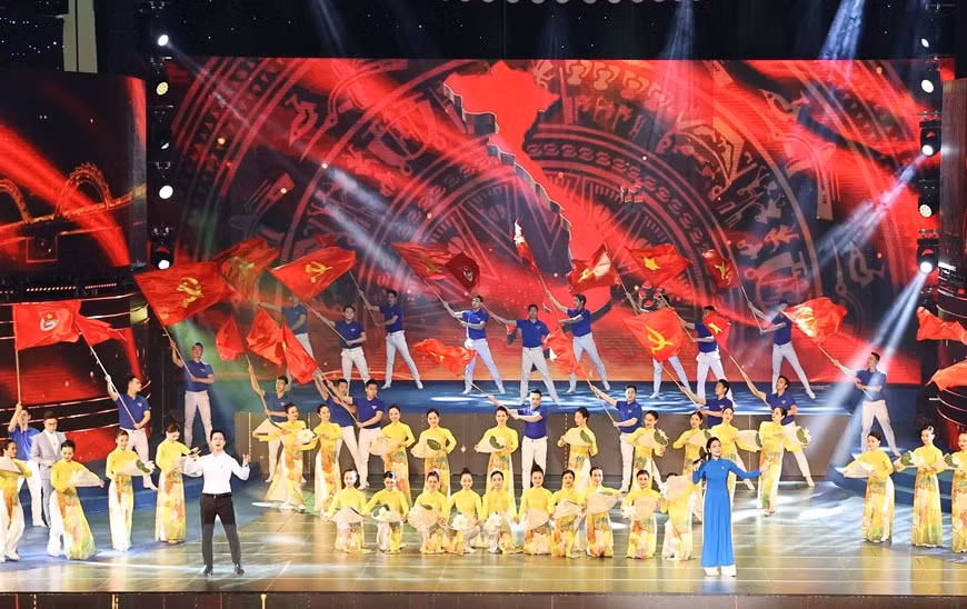 Un numéro artistique lors de la cérémonie. Photo : VNA