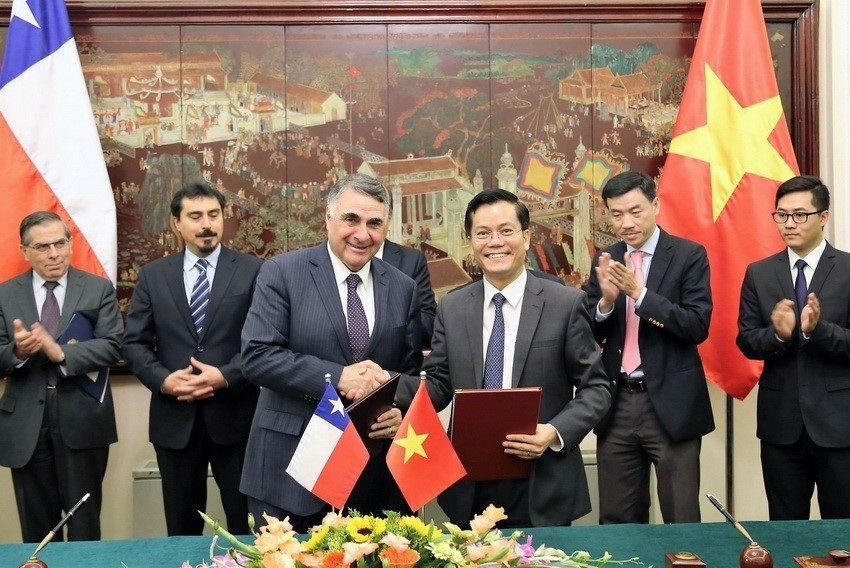 Le vice-ministre vietnamien des Affaires étrangères, Ha Kim Ngoc (droite) et son homologue chilien Egardo Riveros Marin signent le 17 octobre 2016, l'Accord sur l'exemption de visa pour les titulaires de passeports ordinaires. Photo: VNA