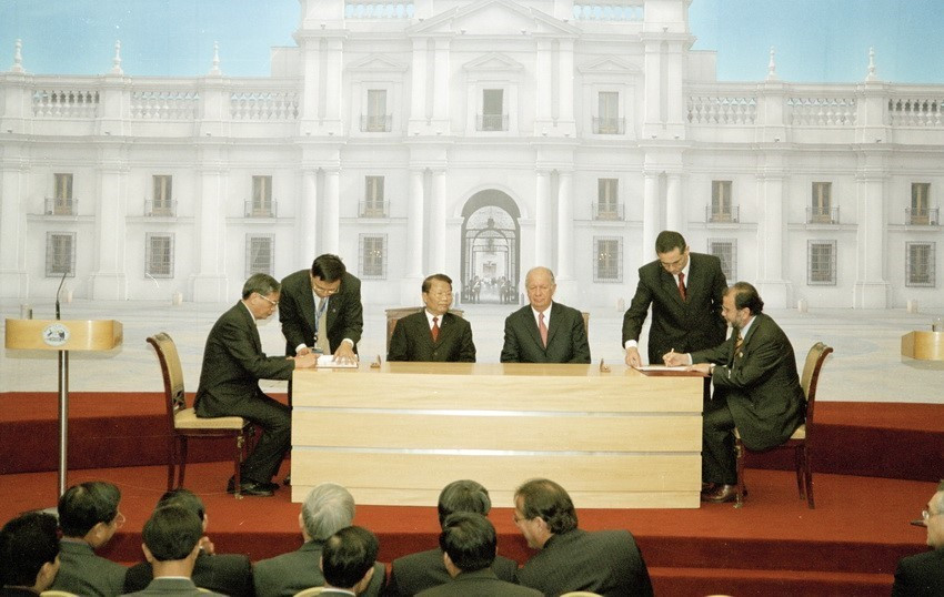 Le président Tran Duc Luong (3e de gauche) et son homologue chilien Ricardo Lagos assistent à la cérémonie de signature de certains accords de coopération bilatérale en 2004. Photo: VNA