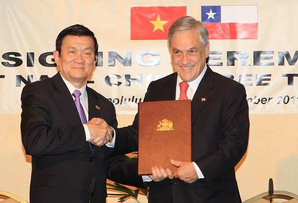 Le président de la République du Vietnam Truong Tan Sang (gauche) et son homologue chilien Sebastián Piñera Echenique, après la cérémonie de signature de l'Accord de libre-échange entre le Vietnam et le Chili en novembre 2012. Photo: VNA
