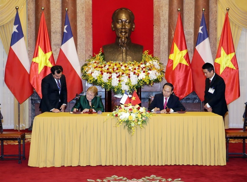 Le président de la République du Vietnam Tran Dai Quang (droite) et son homologue chilienne Michelle Bachelet signent le 9 novembre 2017, un accord de coopération dans le cadre de la visite d'État de la dirigeante chilienne au Vietnam. Photo: VNA