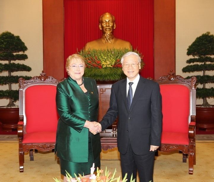 Le secrétaire général du Parti communiste du Vietnam, Nguyen Phu Trong, reçoit la présidente chilienne Michelle Bachelet, en visite d'État au Vietnam en 2017. Photo: VNA