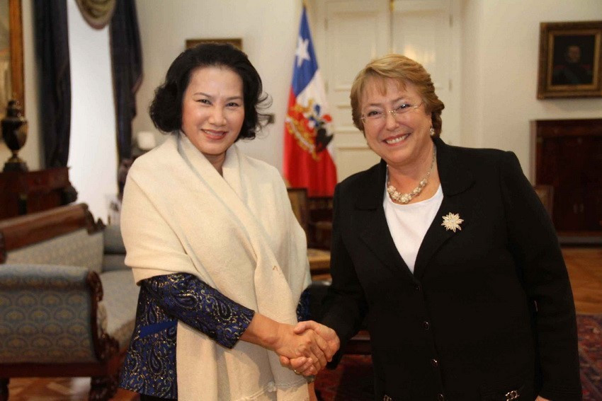 La vice-présidente de l'Assemblée nationale vietnamienne, Nguyen Thi Kim Ngan (gauche) rencontre la présidente chilienne Michelle Bachelet, en 2014 au Chili. Photo: VNA