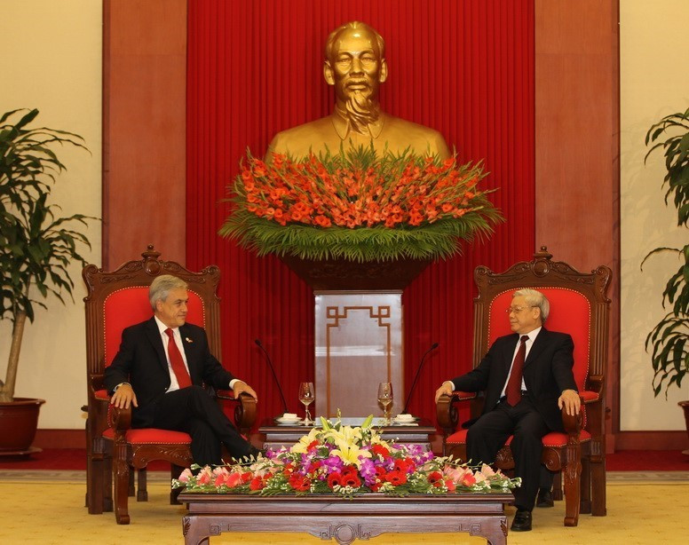 Le secrétaire général du Parti communiste du Vietnam, Nguyen Phu Trong (droite) reçoit le président chilien Sebastián Piñera Echenique, en visite officielle au Vietnam en 2012. Photo: VNA
