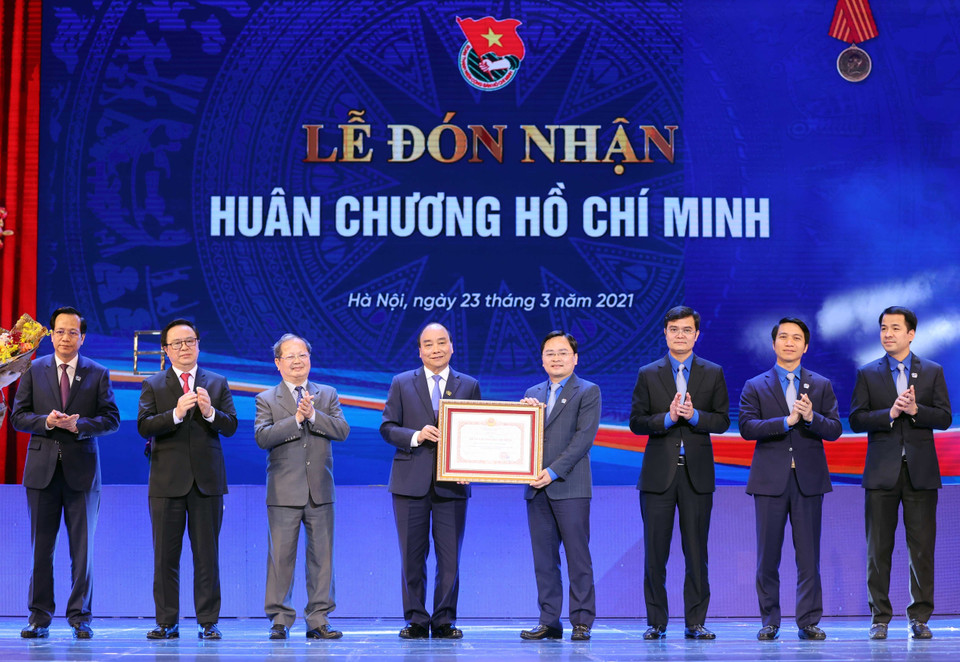 Le Premier ministre Nguyen Xuan Phuc, président de la Commission centrale d'émulation et de récompense, remet l’Ordre Ho Chi Minh à l’Union de la jeunesse communiste Ho Chi Minh. Photo : VNA