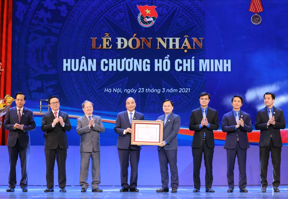 Le Premier ministre Nguyen Xuan Phuc, président de la Commission centrale d'émulation et de récompense, remet l’Ordre Ho Chi Minh à l’Union de la jeunesse communiste Ho Chi Minh. Photo : VNA