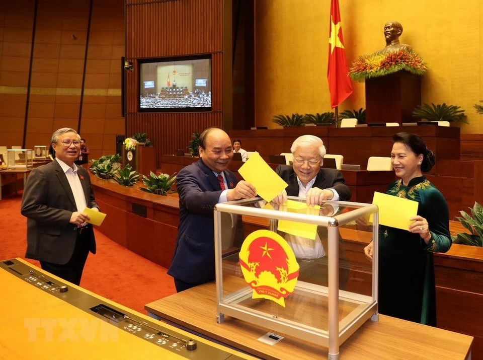 Plus tôt dans la matinée du 23 octobre, les députés de l’Assemblée nationale (14e législature) ont voté à bulletin secret pour élire un nouveau président, au cours de sa 6ème session à Hanoi. 