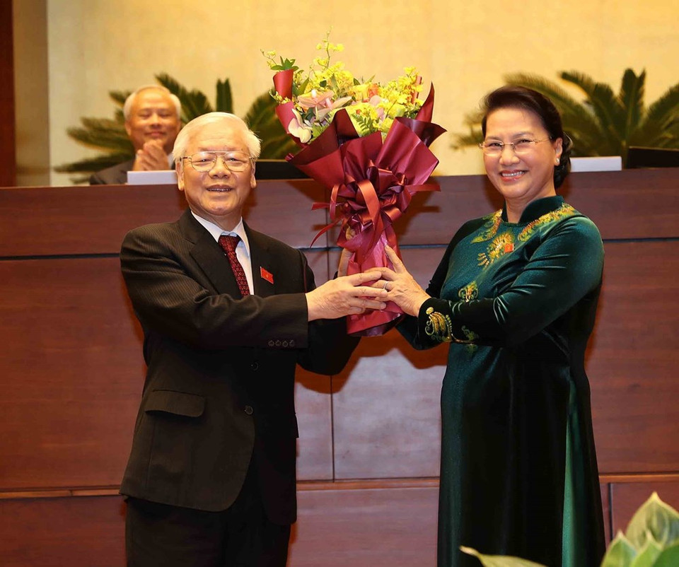 La présidente de l'Assemblée nationale, Nguyen Thi Kim Ngan, offre un bouquet de fleurs au secrétaire général du Parti et président de la République, Nguyen Phu Trong. 