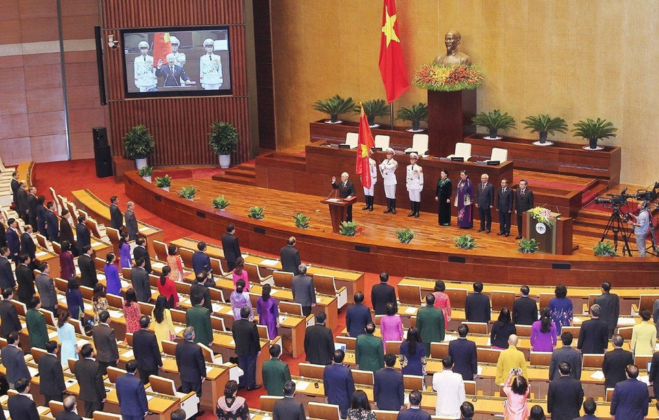 Le nouveau président Nguyên Phu Trong a prêté serment sous le drapeau rouge à l’étoile d’or sacré de la Patrie, devant l’Assemblée nationale, devant les compatriotes et les électeurs du pays lors d’une cérémonie solennelle dans le hall de Diên Hông. 