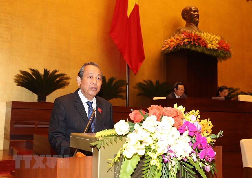  Le vice-Premier ministre permanent Truong Hoa Binh présente un rapport sur l'évaluation supplémentaire des résultats de la mise en œuvre du plan de développement socio-économique et du budget de l'État en 2018 ; la mise en œuvre du plan de développement socio-économique et du budget de l'État au cours des premiers mois de cette année.