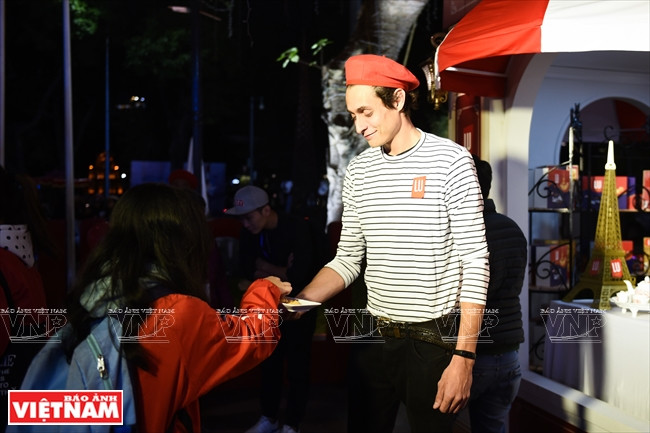  Les cuisiniers français invitent les visiteurs à déguster des plats préparés sur place.