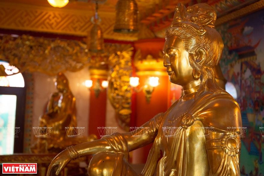  L’une des 158 statues en bronze plaquées or dans la tour Dai Bi Kim Cuong. 