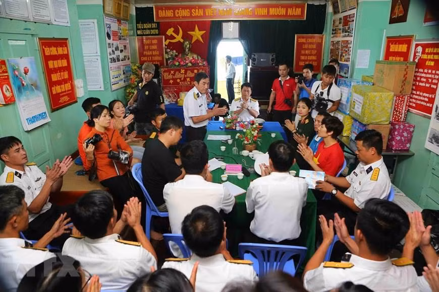  Le colonel Huynh Vinh Tuyen, commandant adjoint de la 2e zone navale, et la délégation adressent leurs vœux du Têt aux cadres et soldats en mission sur les plateformes DK1, en janvier 2019. 