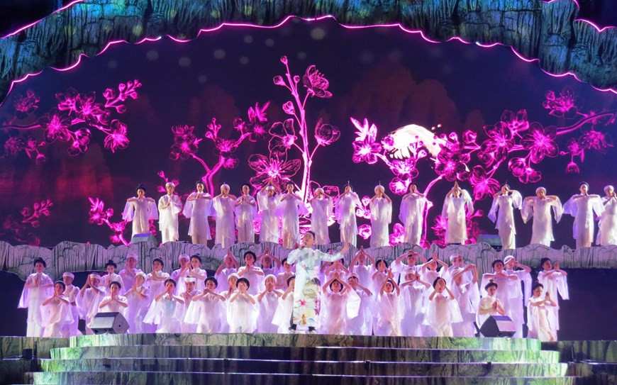 Des numéros artistiques ont été présentés lors de la cérémonie d'ouverture du festival des grottes. 