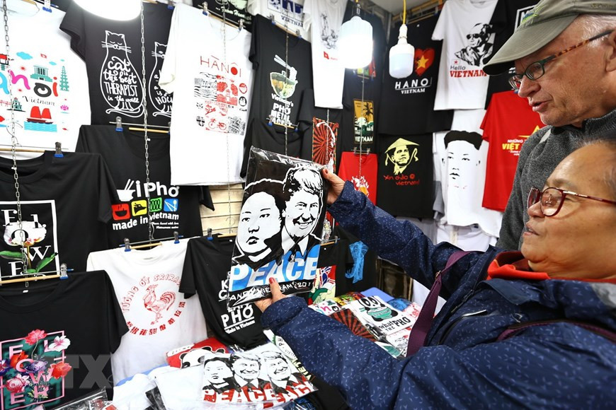  Des t-shirts à l’image du président de la RPDC Kim Jong Un et du président américain Donald Trump, qui doivent se retrouver les 27 et 28 février dans la capitale vietnamienne, se vendent très bien dans la rue Hang Bong, à Hanoï.