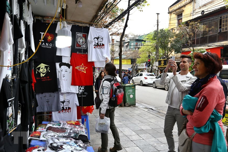  De nombreux touristes internationaux aiment les t-shirts à l'image de Trump et Kim dans la rue Hang Bong.