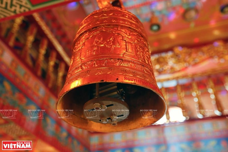  Une petite cloche dorée automatique.