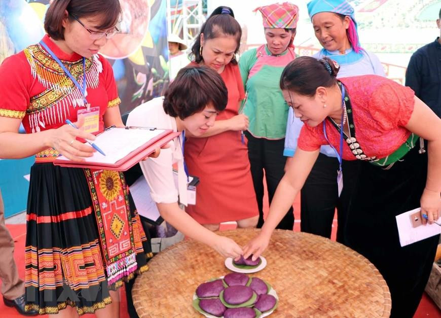  Le comité d’organisation sélectionne les banh dày les plus beaux et les plus délicieux.